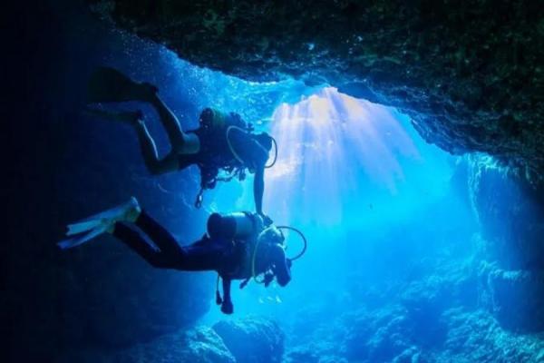 686786526f18e.jpg 蓝洞.jpg